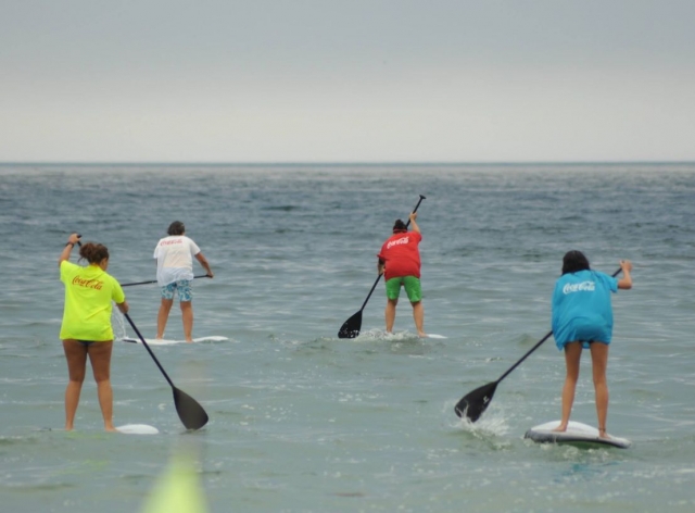 Remando con las tablas mar adentro